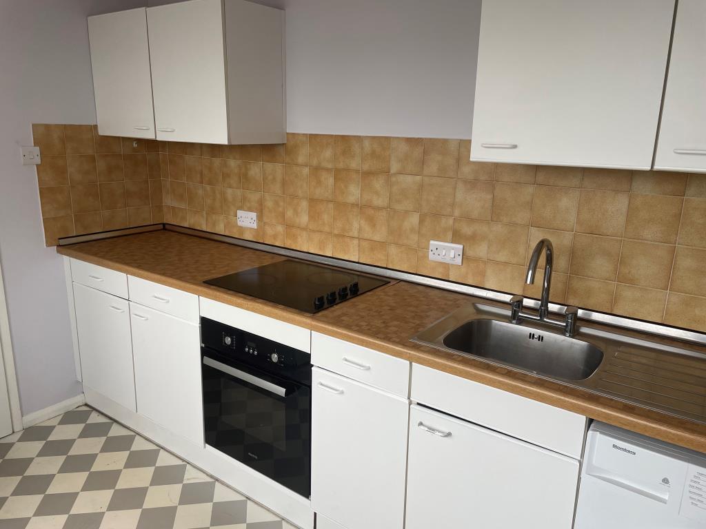 Lot: 48 - TWO-BEDROOM FLAT WITH PARKING IN TOWN CENTRE - Kitchen with fitted units